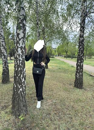 Жіночий чорний костюм із укороченою кофтою корсетом та брюками