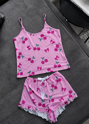 Жіноча піжама ♥️ м'яка та еластична 🍒 рожева піжама з вишеньками 🎀 комплект майка та шорти з рюшами 🌸 домашній костюм s-m