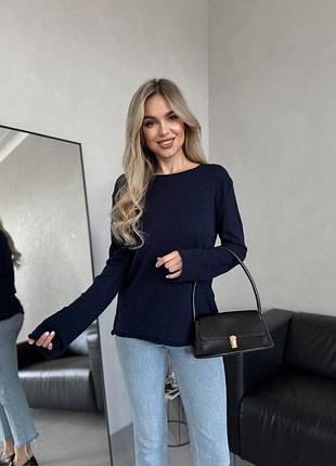 Синя жіноча кофтинка вільного крою з текстурою вʼязкою