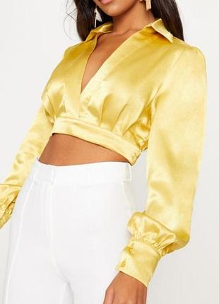 Коротка блуза в золотистому кольорі від бренду prettylittlething