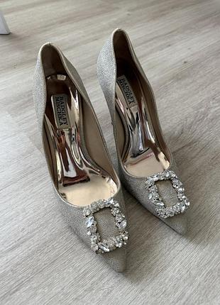 Туфлі з брошкою badgley mischka розмір 39