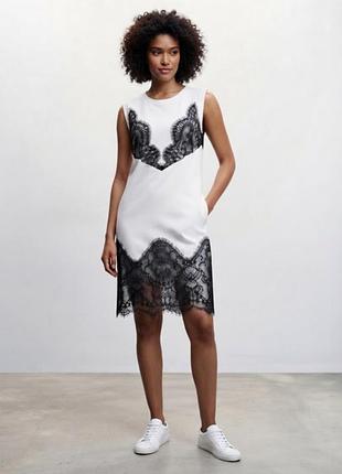 Белое платье maeve lace t-shirt slip dress от anthropologie с контрастной черной кружевной отделкой на лифе и подоле.