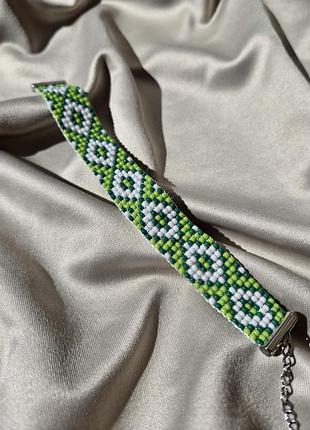Тканый браслет из бисера в зеленых цветах