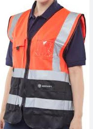 Сигнальный светоотражающий жилет с логотипом бренда beeswift (модель hi-vis two tone executive vest / waistcoat, в красно-черном исполнении).