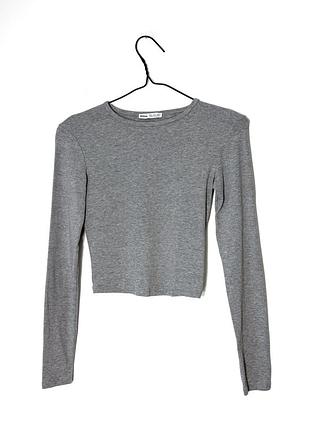Серый короткий лонгслив топ bershka