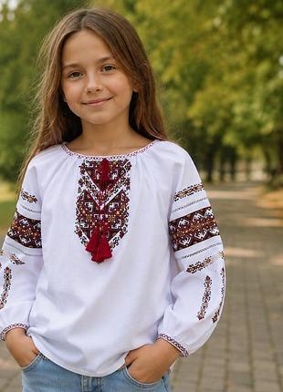 Ніжна українська вишивка для дівчинки