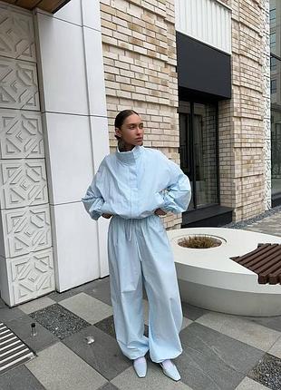 Стильний жіночий костюм oversize з регульованими елементами