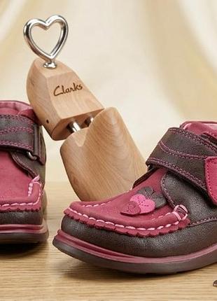 Детские кожаные демисезонные ботиночки для малышей clarks first shoes. размер: 5 f (uk), размер eur 21, длина стельки 13.5 см