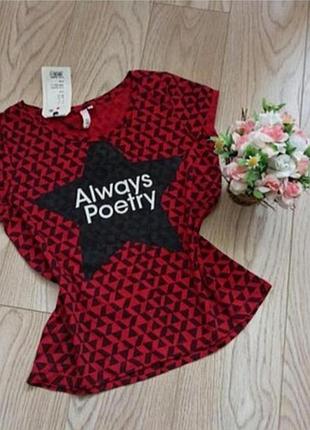 Червона футболка в принт