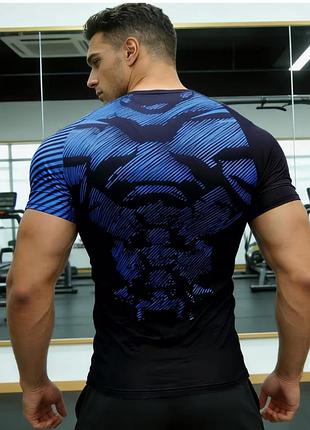 Чоловіча компресійна спортивна футболка з контрастним лінійним візерунком 50