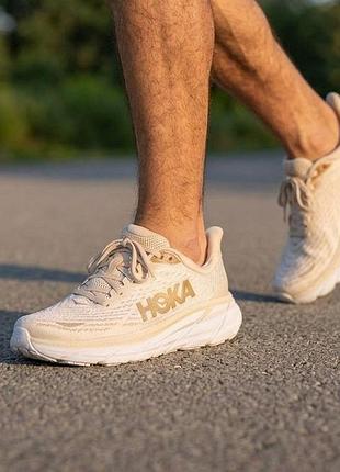 Кроссовки от бренда hoka one one mach 5