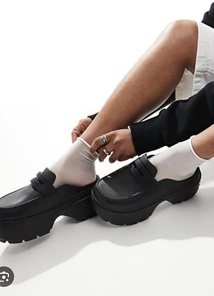 Масивні чорні мюлі лофери crocs stomp loafer на ефектній тракторній платформі