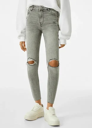 🧵 стрейчевий денім з еластаном 👖 bershka скіні джинси 🔥 з рваними колінами на високій посадці ✨ ідеальний б/у стан