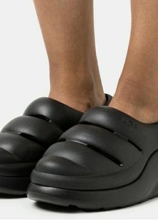 Чорні сабо ugg sport yeah clog з об'ємним дизайном та рифленою підошвою з матеріал