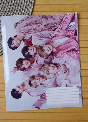 Тетрадь бтс bts на скобе 12 листов косая линия (35170)