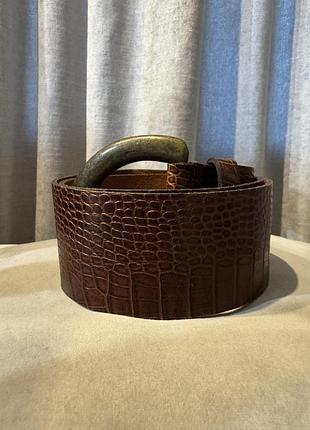Коричневий широкий ремінь massimo dutti з фактурою під крокодила. широка модель із масивною вінтажною пряжкою.