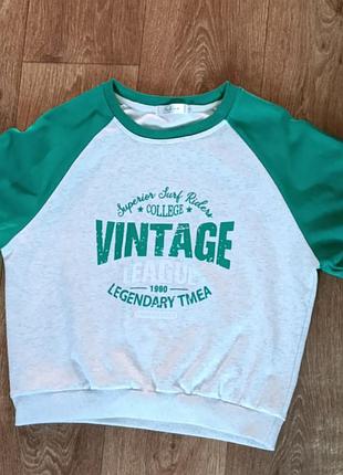 Белый свитшот с зелеными рукавами-реглан и контрастным зеленым принтом «vintage» на груди
