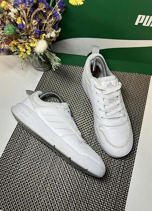 Оригінальні кросівки adidas