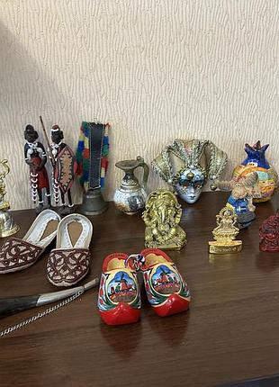 Статуетки сувеніри з різних країн