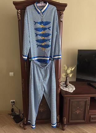 Гарний яскравий костюм
