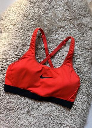 Яскравий топ від nike з чашами та підтримками