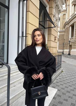 Жіноче пальто з поясом та хутром на манжетах
