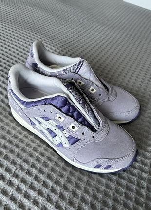 Жіночі кросівки asics gel-lyte iii лавандові з принтом