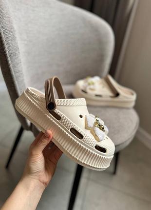 Жіночі шльопанці в стилі crocs