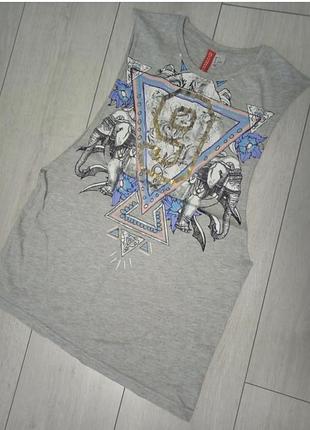 Майка divided by h&m прикрашена яскравим етнічним принтом