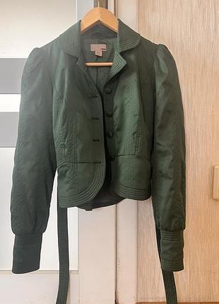 Смарагдово-зелений приталений жакет від бренду h&m з об'ємними рукавами та поясом.
