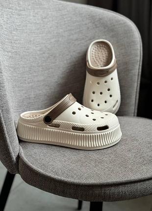 Шльопанці жіночі в стилі crocs