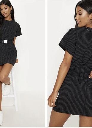 Черное платье в полоску с поясом prettylittlething