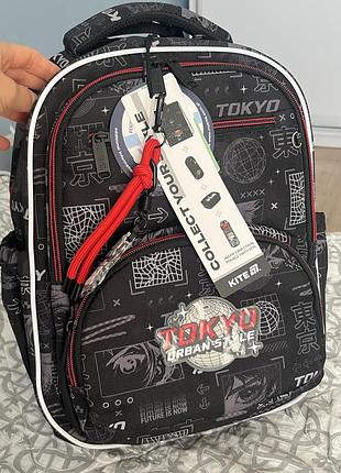 Рюкзак шкільний для хлопчика kite ,,tokyo,, чорного кольору 39*30*20, виконаний з якісних матеріалів, має зручні відділення, дно захищене.