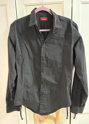 Чорна чоловіча сорочка zara man у дрібну вертикальну смужку з довгими рукавами та класичним відкладним коміром