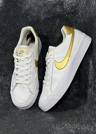 Шкіряні білі низькі кросівки nike court royale