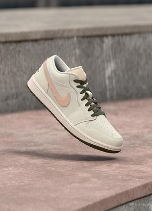 Жіночі кросівки wmns air jordan 1 low sail / crimson tint