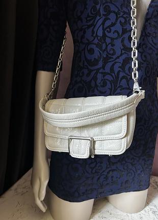 Лакова сумка крос-боді zara на ланцюжку / оригінал сіро-бежева грейж