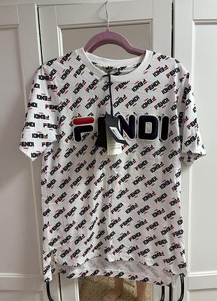 Біла бавовняна футболка створена в межах колаборації fendi x fila