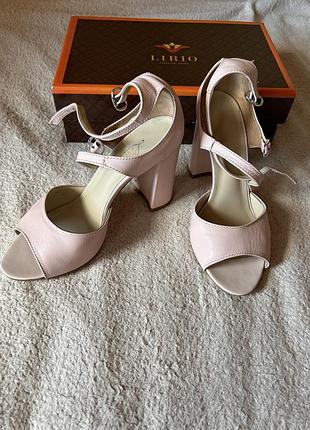 Босоніжки жіночі 👡