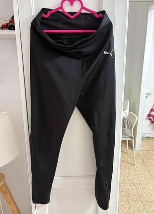 Чорні спортивні легінси з високою талією від бренду puma, доповнені світлим логотипом на стегні