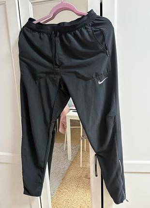 Чорні спортивні штани nike dri-fit phenom elite для бігу та тренувань із технологією відведення вологи dri-fit.