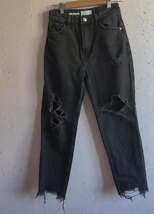 Джинси mom з рваностямями bershka