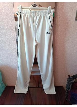 Спортивні штани бренду slazenger мають еластичний пояс на шнурівці.