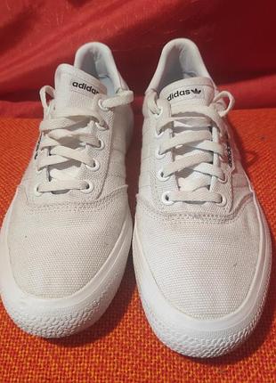 Стильные белые кеды adidas