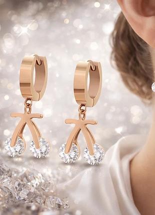 Серьги-кольца вишенки с белыми кристаллами фирма xuping стальные с покрытием золота 18к. диаметр 13 мм.