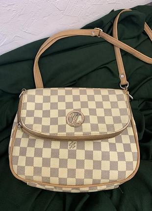 Кремової -бежева сумка через плече у стилі louis vuitton у клітинку.