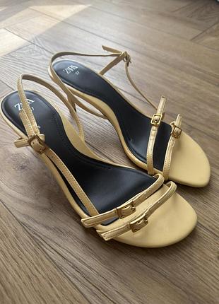Жовті босоніжки zara