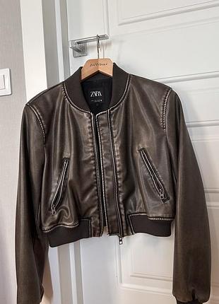 Бомбер куртка з ефектом потертої шкіри вкорочена zara