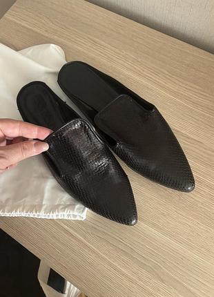 Чорні мюлі з фактурної шкіри
