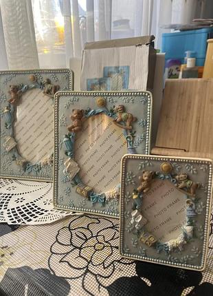 Набір дитячих фоторамок бренду kensington giftware co. це комплект із трьох рамок у ніжних блакитних тонах із зображеннями ведмедиків